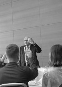 Bild: mit einem Glas Wasser stiess Klaus hier kürzlich auf seinen 85. Geburtstag an; wir stoßen nun auf ihn an, Danke Klaus! Bildrechte SCW
